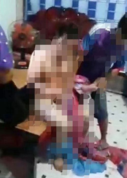 Trước đó không lâu, khoảng giữa tháng 5, một vụ đánh ghen tàn bạo cũng xảy ra trên địa bàn xã Đông Hưng (huyện Cái Nước, Cà Mau) gây bức xúc dư luận địa phương. Trong clip lan truyền trên mạng, 2 người (1 nam, 1 nữ) khoảng ngoài 40 tuổi bị đánh ghen. Cả 2 người trong trạng thái không áo quần, bị một nhóm khoảng 5-7 người trói lại rồi đánh đập, chửi bới. (Ảnh chụp từ clip)