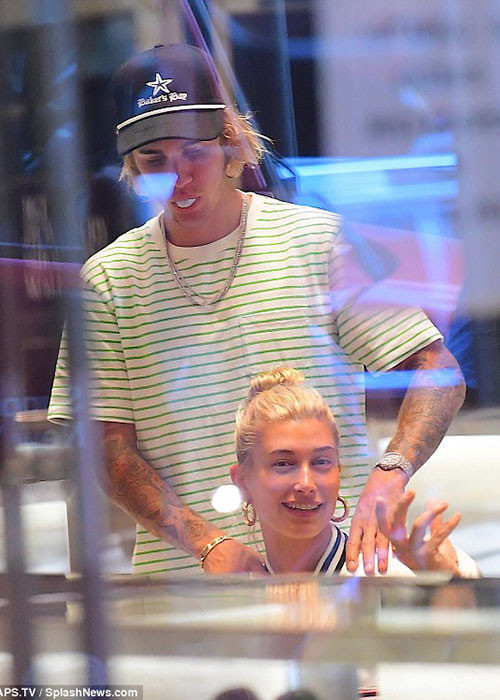 Nam ca sĩ dành cho vợ sắp cưới những hành động và lời nói ngọt ngào.