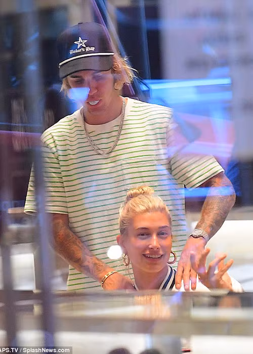 Nam ca sĩ dành cho vợ sắp cưới những hành động và lời nói ngọt ngào.