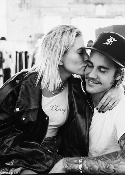 Chỉ mới tái hợp cách đây một tháng với Justin, Hailey đã được bạn trai cầu hôn vào ngày 7/7 trong kỳ nghỉ ở Bahamas.