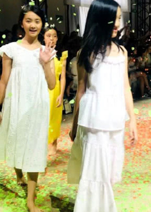 Bị hở hàm ếch, con gái của Lý Á Bằng vẫn tự tin catwalk. Ảnh: Sohu