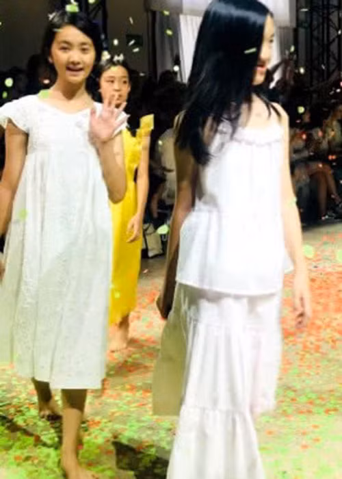 Bị hở hàm ếch, con gái của Lý Á Bằng vẫn tự tin catwalk. Ảnh: Sohu