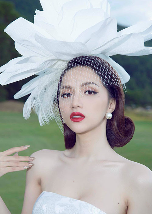 Hình ảnh Hương Giang Idol khoe vai trần gợi cảm khi đến xem một show diễn thời trang.