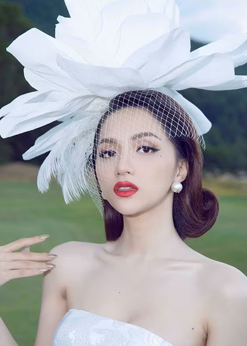 Hình ảnh Hương Giang Idol khoe vai trần gợi cảm khi đến xem một show diễn thời trang.