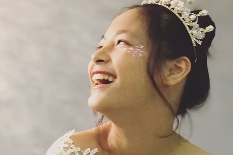 Chụp ảnh cho con gái, MC Phan Anh cười mà mắt ngấn lệ. "Mình hình dung được khoảnh khắc ấy, một ngày kia, nàng hạnh phúc bên người nàng yêu trong ngày vui!", anh tâm sự.