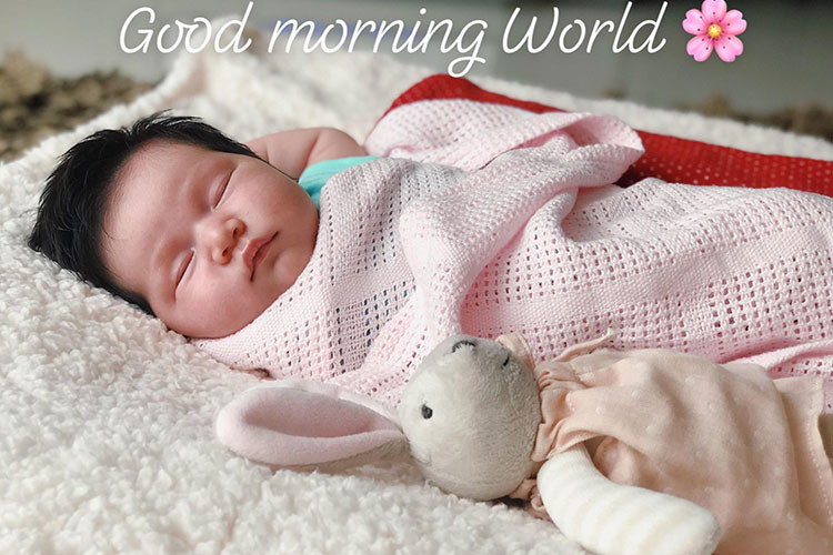 Bé Myla sở hữu nét đẹp lai Tây với làn da trắng, mái tóc đen dày.