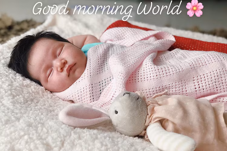 Bé Myla sở hữu nét đẹp lai Tây với làn da trắng, mái tóc đen dày.