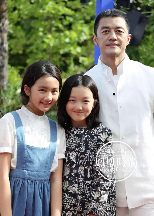 Lý Yên được nhận xét có thần thái giống mẹ là nữ ca sĩ Vương Phi. Ảnh: Ifeng