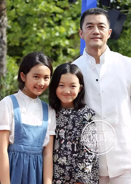 Lý Yên được nhận xét có thần thái giống mẹ là nữ ca sĩ Vương Phi. Ảnh: Ifeng