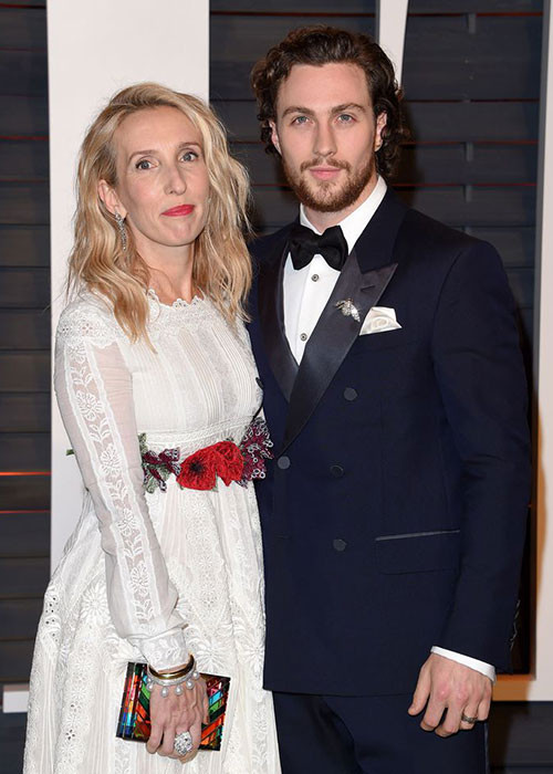 Năm 2009, nam diễn viên 19 tuổi Aaron Johnson gây ồn ào khi đính hôn với nữ đạo diễn 42 tuổi Sam Taylor. Ảnh: Elle