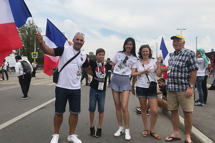 “Tú rất thích đội tuyển Pháp, hôm nay Tú sẽ cổ vũ hết mình cho Pháp”, người đẹp bước ra từ cuộc thi Hoa hậu Việt Nam 2016 chia sẻ.