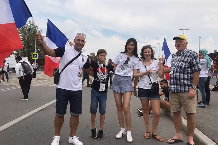 “Tú rất thích đội tuyển Pháp, hôm nay Tú sẽ cổ vũ hết mình cho Pháp”, người đẹp bước ra từ cuộc thi Hoa hậu Việt Nam 2016 chia sẻ.