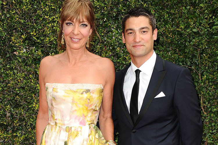 Sinh năm 1958, nữ diễn viên Allison Janney hơn bạn trai Philip Joncas đến 20 tuổi. Đây là mối tình cô cháu gây nhiều ồn ào. Ảnh: Popsugar