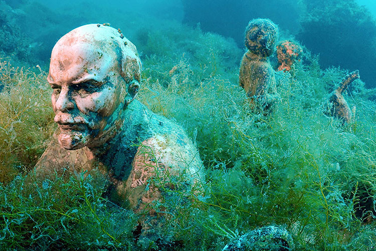 Bảo tàng dưới nước ở Cape Tarkhankut (Bán đảo Crimea, phía đông Châu Âu): Bên dưới dòng nước của biển Đen vùng bán đảo Crimea ngự tại một bảo tàng dưới nước kỳ lạ với nhiều chủ đề. Sau khi Liên bang Xô Viết sụp đổ, người thợ lặn Vladimir Borumensky đã thu thập hàng ngàn bức tượng bán thân và đồ vật mang biểu tượng của chủ nghĩa cộng sản như hình ảnh Lenin, Stalin hay Marx và tạo nên “Con hẻm của những nhà lãnh đạo”.