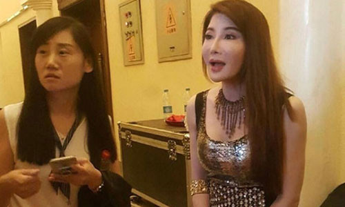 Gương mặt biến dạng, cứng đơ như tượng sáp khiến Dương Lệ Thanh bị mỉa mai là "thảm họa thẩm mỹ hỏng".