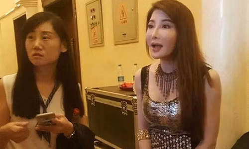 Gương mặt biến dạng, cứng đơ như tượng sáp khiến Dương Lệ Thanh bị mỉa mai là "thảm họa thẩm mỹ hỏng".