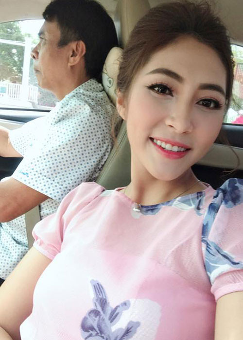 Bố của Đặng Thu Thảo hết lòng hỗ trợ con gái. Khi Đặng Thu Thảo đi đóng phim, ông không ngần ngại đưa đón con gái. Ảnh: FBNV