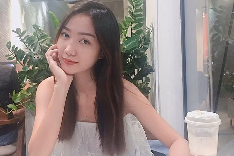 Khi rảnh rỗi, người đẹp Hoa hậu Việt Nam 2018 đọc sách, trồng cây thế. Cô cũng có niềm đam mê bơi lội. Ảnh: FBNV