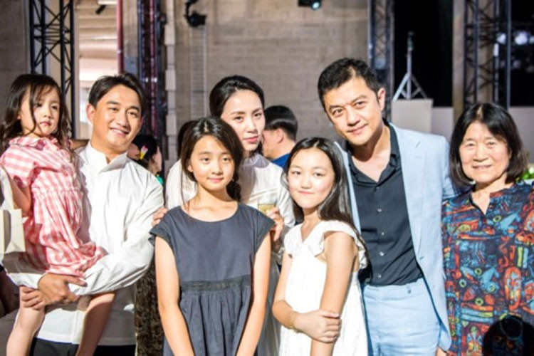 Hình ảnh Lý Yên bên bố sau khi kết thúc show thời trang. Ảnh: Sohu