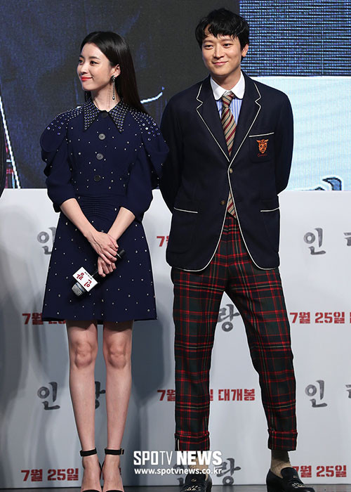 Tối ngày 18/7, Kang Dong Won - Han Hyo Joo trở thành tâm điểm của sự chú ý khi xuất hiện tại buổi ra mắt "Illang: The wolf brigade"- bộ phim hai người đóng chung. Ảnh: spotvnews