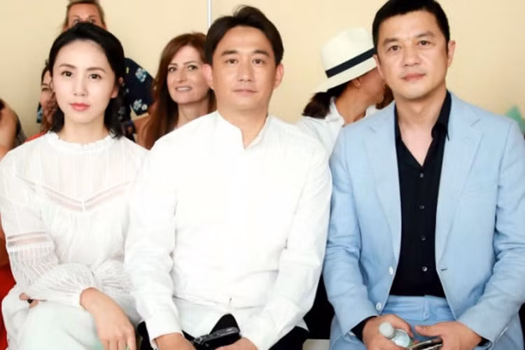 Lý Á Bằng (ngoài cùng bên phải) đến cổ vũ con gái. Ảnh: Sohu