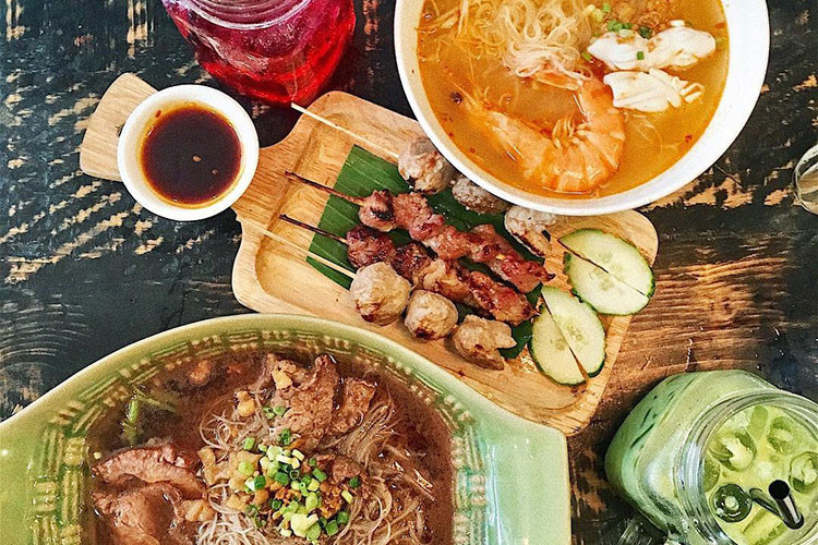 Đúng như tên gọi, Gõ Thai Noodles phục vụ bạn nhiều món mì, miến... hấp dẫn. Bạn có thể thoải mái lựa chọn sợi mì và nguyên liệu chính ăn cùng theo đúng sở thích. Địa chỉ: 150/7/3 Nguyễn Trãi, quận 1. Quán nằm trong hẻm nhỏ giữa trung tâm thành phố nên có thể hơi khó tìm. Ảnh: @lynlyn.htt, @96allabouteating, @itskhanhha313, @littleberryindaworld.