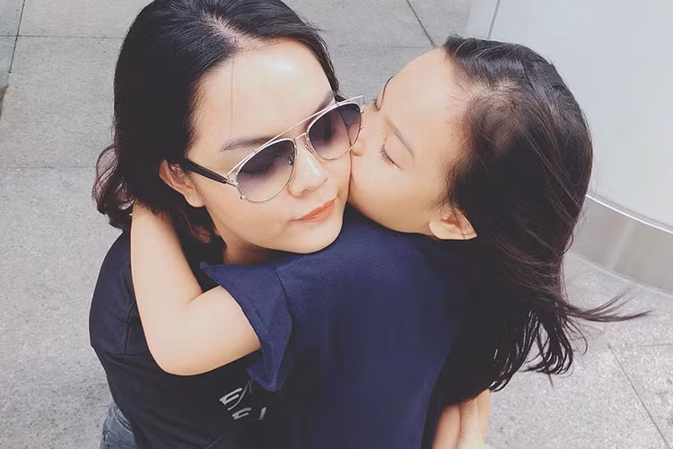 Con gái Phạm Quỳnh Anh quấn quýt không rời mẹ.