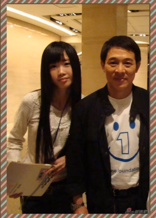 Lý Đài Mật sinh năm 1989. Cô được cho là có nhiều nét giống Lý Liên Kiệt. Khác với chị gái, Lý Đài Mật rất chăm học. Ảnh: Sina