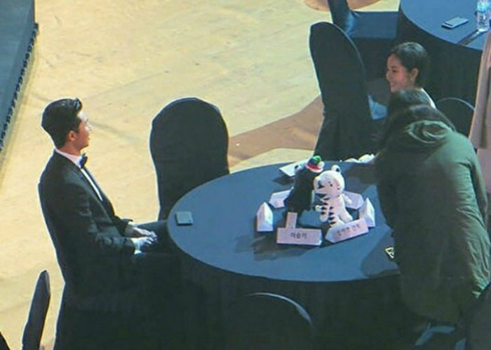 Cặp đôi "Thư ký Kim sao thế" từng bị bắt gặp trò chuyện vui vẻ tại Asia Artist Awards 2017. Ảnh:Fanpage