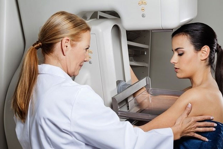 Tránh chụp X-quang không cần thiết: Khi chúng ta nghi ngờ đang mắc bệnh hoặc đang gặp phải các triệu chứng, thì việc chụp X-quang và các xét nghiệm khác là cần thiết. Tuy nhiên, nhiều người có xu hướng bị ám ảnh về sức khoẻ nên làm các xét nghiệm không cần thiết. Chụp X-quang và kiểm tra liên quan đến bức xạ thường xuyên, đặc biệt là ở vùng ngực cũng có thể kích thích sự hình thành ung thư vú.