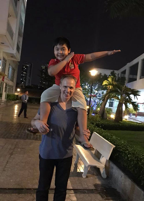 Hình ảnh doanh nhân Christiaan cõng bé Gia Khánh trên vai.