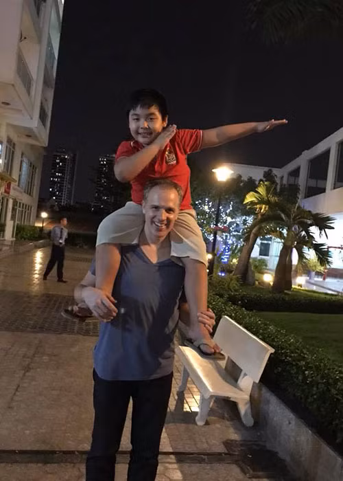 Hình ảnh doanh nhân Christiaan cõng bé Gia Khánh trên vai.
