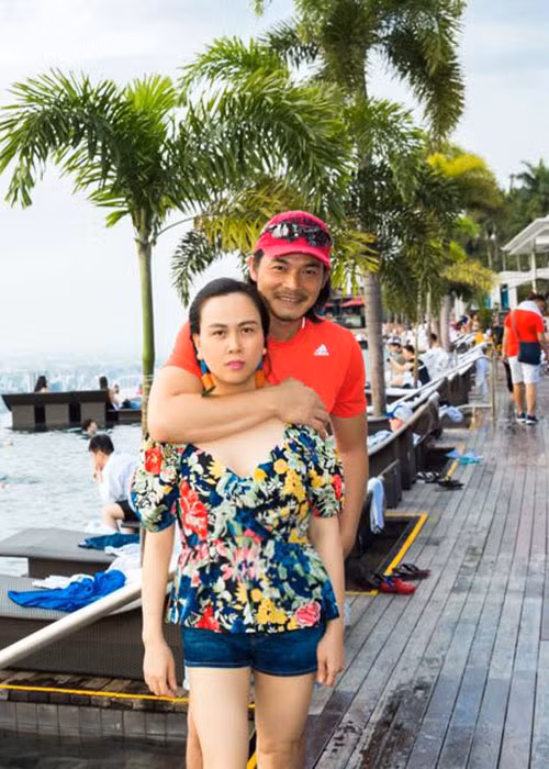 Phượng Chanel hơn Quách Ngọc Ngoan đến 7 tuổi, có hai con gái.