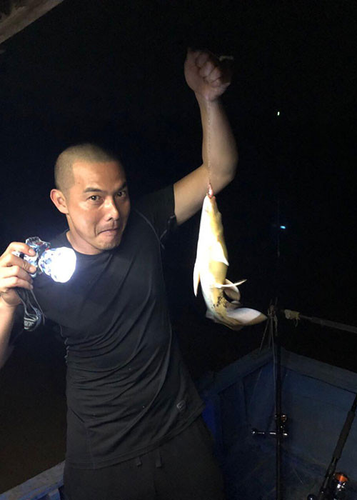 Chồng cũ của Lê Phương dành thời gian rảnh rỗi cho những thú vui riêng như bóng đá, câu cá.