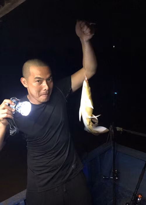 Chồng cũ của Lê Phương dành thời gian rảnh rỗi cho những thú vui riêng như bóng đá, câu cá.