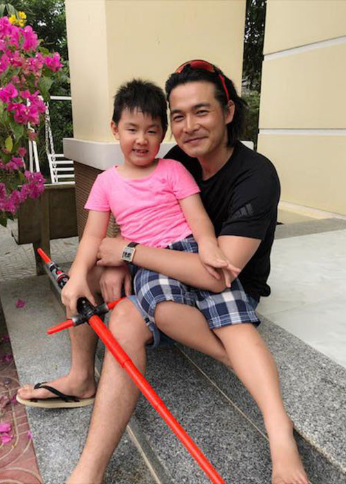 Quách Ngọc Ngoan vẫn quan tâm, có trách nhiệm với con trai. Khi có thời gian, nam diễn viên về thăm con.