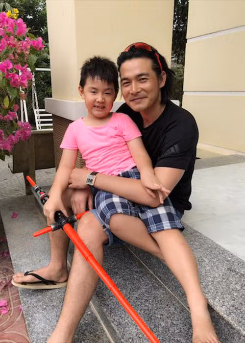 Quách Ngọc Ngoan vẫn quan tâm, có trách nhiệm với con trai. Khi có thời gian, nam diễn viên về thăm con.