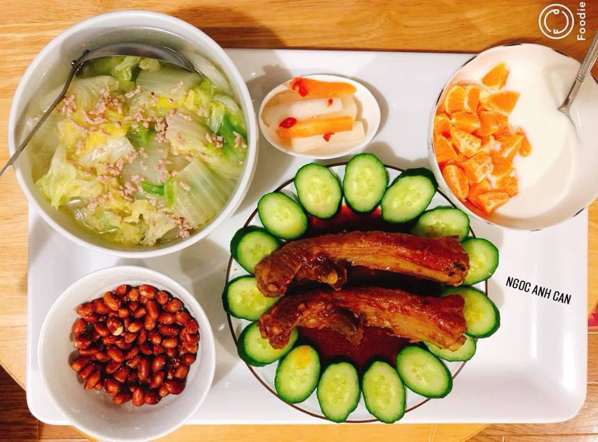 Thực đơn 12: Sườn ram nấu sốt cay ngọt, lạc rang, canh cải thảo nấu thịt xay. Tráng miệng với sữa chua dầm quýt tươi.