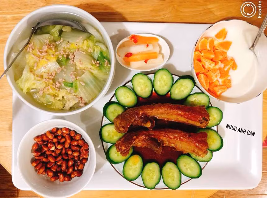 Thực đơn 12: Sườn ram nấu sốt cay ngọt, lạc rang, canh cải thảo nấu thịt xay. Tráng miệng với sữa chua dầm quýt tươi.