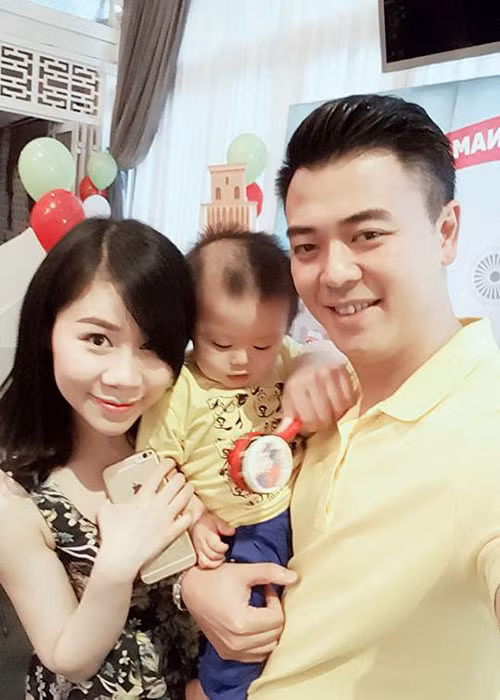 Trước khi tiến tới hôn nhân, Tuấn Tú và Thu Huyền có khoảng hơn một năm hẹn hò.