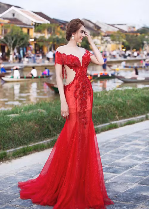 So với Hương Giang Idol, Lâm Khánh Chi không nuột nà bằng nhưng vẫn khiến mỹ nhân Việt khác phát hờn.