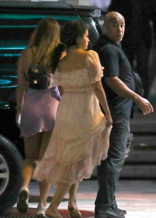 Rời du thuyền, Selena đi chân trần.