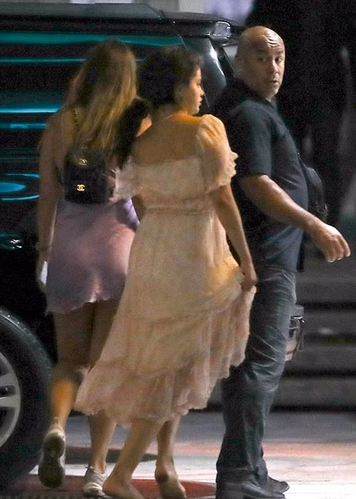 Rời du thuyền, Selena đi chân trần.