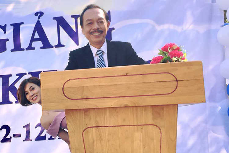 Kín tiếng nên tác giả vở kịch "Dạ cổ hoài lang" giấu thông tin bệnh tình với khán giả và đồng nghiệp. Tuy bị bệnh, anh sống lạc quan, vui vẻ.