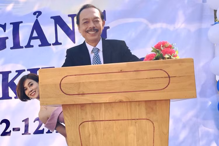 Kín tiếng nên tác giả vở kịch "Dạ cổ hoài lang" giấu thông tin bệnh tình với khán giả và đồng nghiệp. Tuy bị bệnh, anh sống lạc quan, vui vẻ.