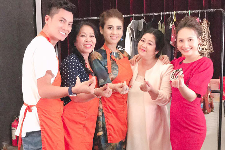 Gần đây, nữ ca sĩ chuyển giới còn cùng mẹ chồng tham gia gameshow. Ảnh: FBNV