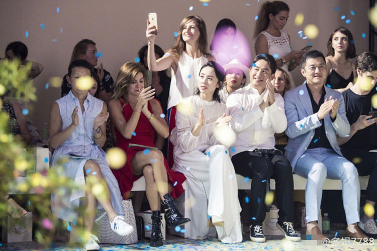 Hình ảnh Lý Á Bằng vỗ tay chúc mừng cô công chúa nhỏ diễn thời trang. Ảnh: Sohu