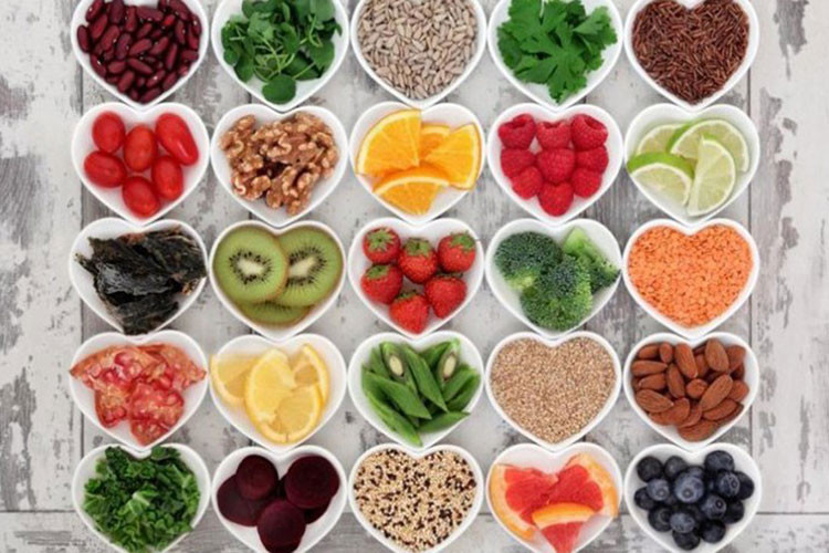 Chế độ ăn giàu chất chống oxy hóa: Có một chế độ ăn uống phù hợp là cách để ngăn ngừa ung thư vú. Ăn nhiều thực phẩm giàu chất chống oxy hóa như trái cây, rau xanh, rau lá xanh ... là rất cần thiết trong việc ngăn ngừa các tổn thương gốc tự do xảy ra trong cơ thể, từ đó ngăn ngừa các khối u phát triển.