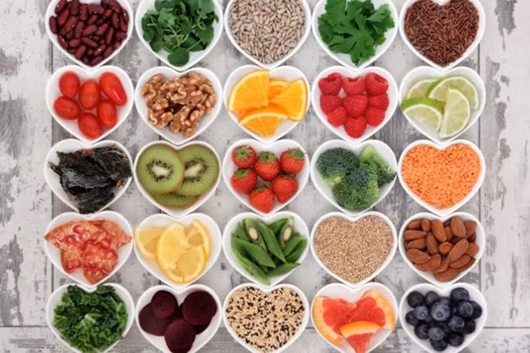 Chế độ ăn giàu chất chống oxy hóa: Có một chế độ ăn uống phù hợp là cách để ngăn ngừa ung thư vú. Ăn nhiều thực phẩm giàu chất chống oxy hóa như trái cây, rau xanh, rau lá xanh ... là rất cần thiết trong việc ngăn ngừa các tổn thương gốc tự do xảy ra trong cơ thể, từ đó ngăn ngừa các khối u phát triển.