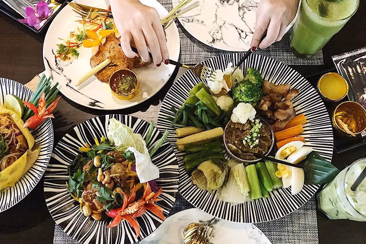 Mays Urban Thai Dine: Địa chỉ ẩm thực lấy tông màu tím làm điểm nhận diện này rất được lòng những ai say mê ẩm thực Thái Lan, vì các món ăn ở đây được đánh giá là khá chuẩn vị so với bản gốc. Ngoài ra, quán còn có thực đơn phục vụ các món chay, đáp ứng nhu cầu của bạn. Ảnh: @qp1104.